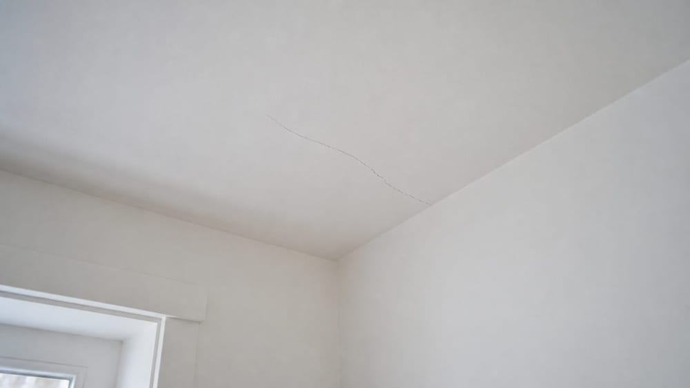 Fissure plafond : quand s'inquiéter et comment réagir