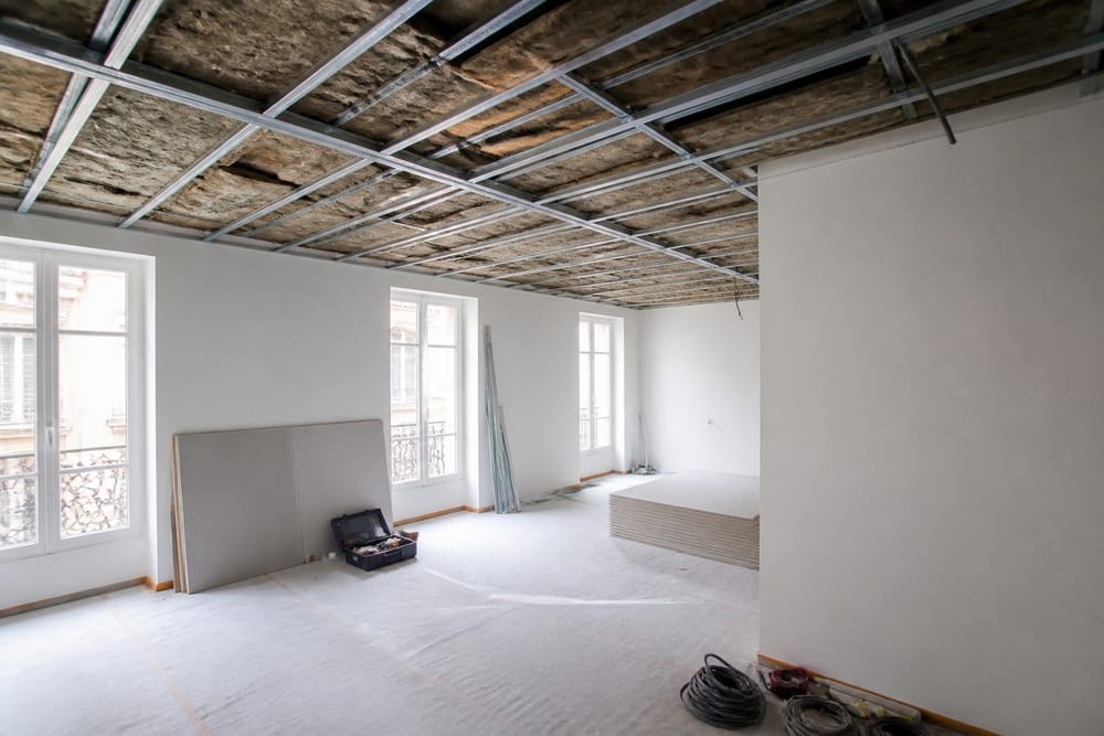 Isolation phonique du plafond : solutions, prix et limites à connaître