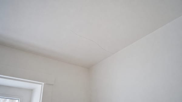 Fissure plafond : quand s'inquiéter et comment réagir