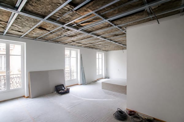 Isolation phonique du plafond : solutions, prix et limites à connaître